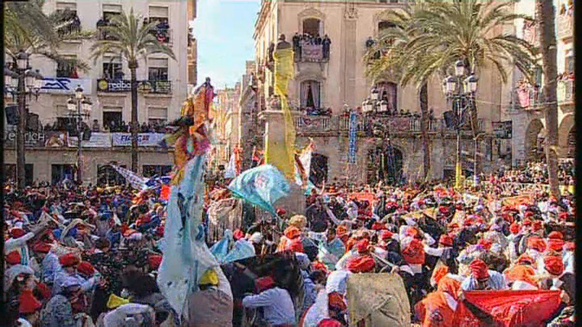 🎥 Les guerres de les Comparses tornen a la plaça de la Vila de Vilanova. La millora de la situació de la pandèmia ha permès canviar de parer i tornar a concentrar totes les guerres en un mateix espai. <a href="/carnavalvng/">Carnaval de Vilanova</a> <a href="/ajuntamentvng/">Vilanova i la Geltrú</a>

canalblau.alacarta.cat/garraf-noticie…