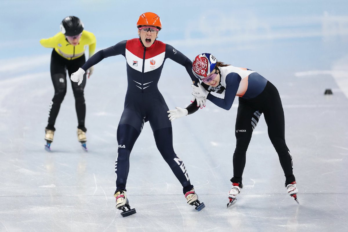 SouthMomoo's tweet photo. @hrgVoE1x9gkhwZZ @11QIONG Funny. You get rid of someone with two hands? Obviously she wants to pull the first back. https://t.co/LVEktflESt