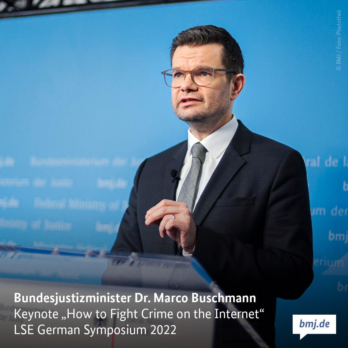 Das Foto zeigt Bundesjustizminister Dr. Marco Buschmann hinter einem Rednerpult. Am Bildrand ist zu lesen: Keynote "How to Fight Crime on the Internet" LSE German Symposium 2022