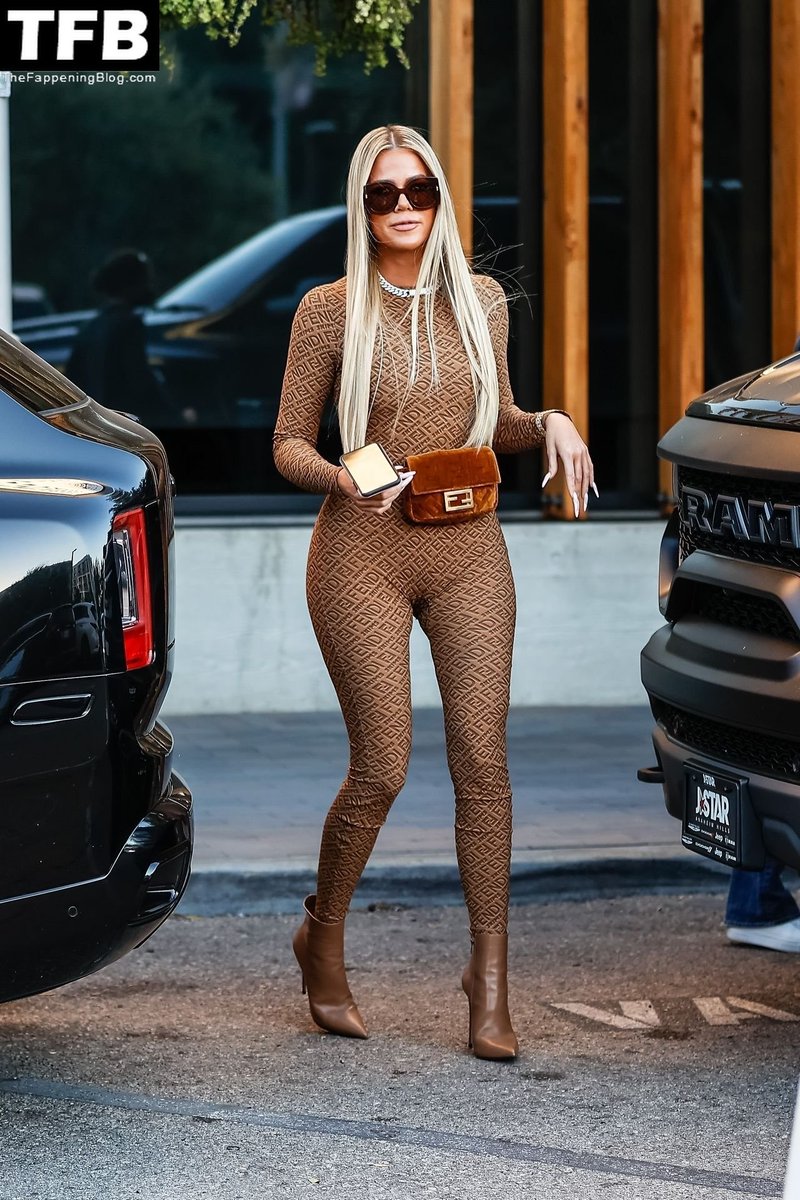gerokay's tweet photo. @ArchivesJenners 
Khloe Kardashian Celebrates Sister’s Fendi X Skims Collaboration in Woodland Hills https://t.co/fEKr4dEwW7