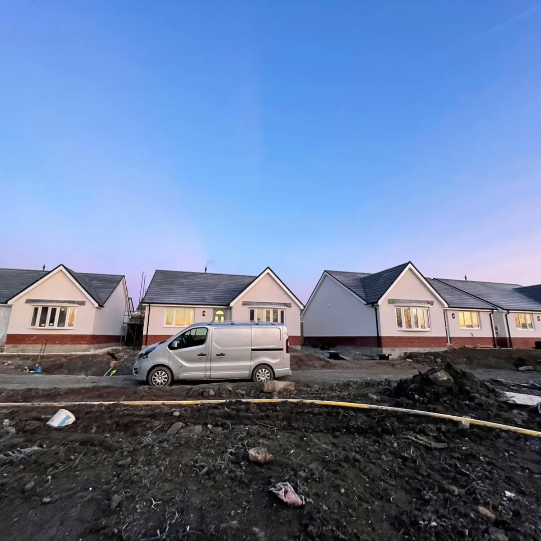 NGD_LTD's tweet photo. 'West is best' 🤗 Early start this morning, a glorious day. Development coming along nicely, brick work on point, thank you lads 👏 https://t.co/VaTQa0c7vj
