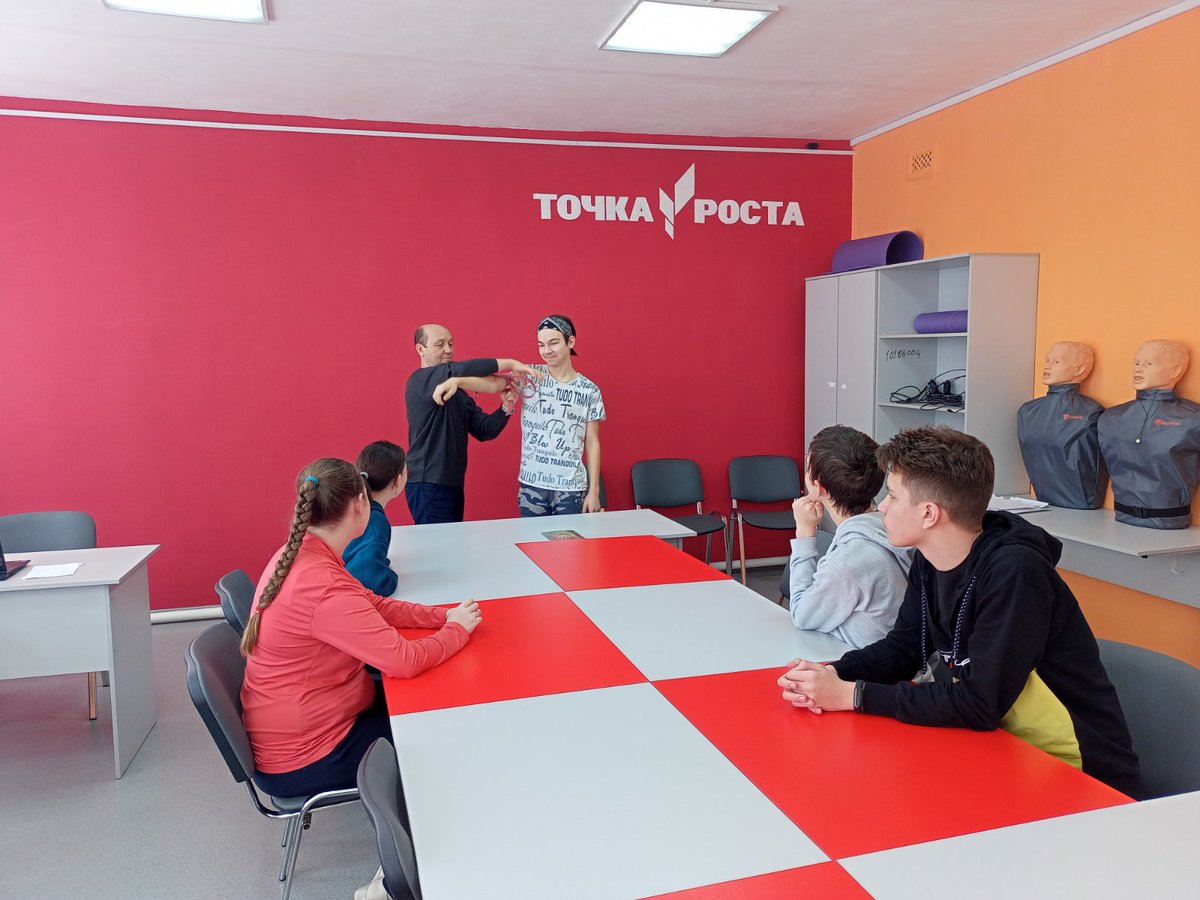 UpravSev's tweet photo. На базе центра образования цифрового и гуманитарного профилей  «Точка Роста» @Devlezerkino состоялся открытый урок ОБЖ в 10 классе по использованию кровоостанавливающего медицинского жгута. Это простейшее устройство является наиболее распространённым в медицине и в быту. https://t.co/fpXdhk4WZY