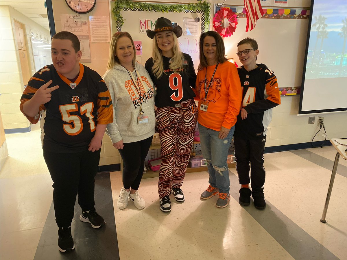 MissCox1501's tweet photo. #WhoDey Day here at @Hamilton_CSD 🏆🐅 https://t.co/xdTPzcLAKj
