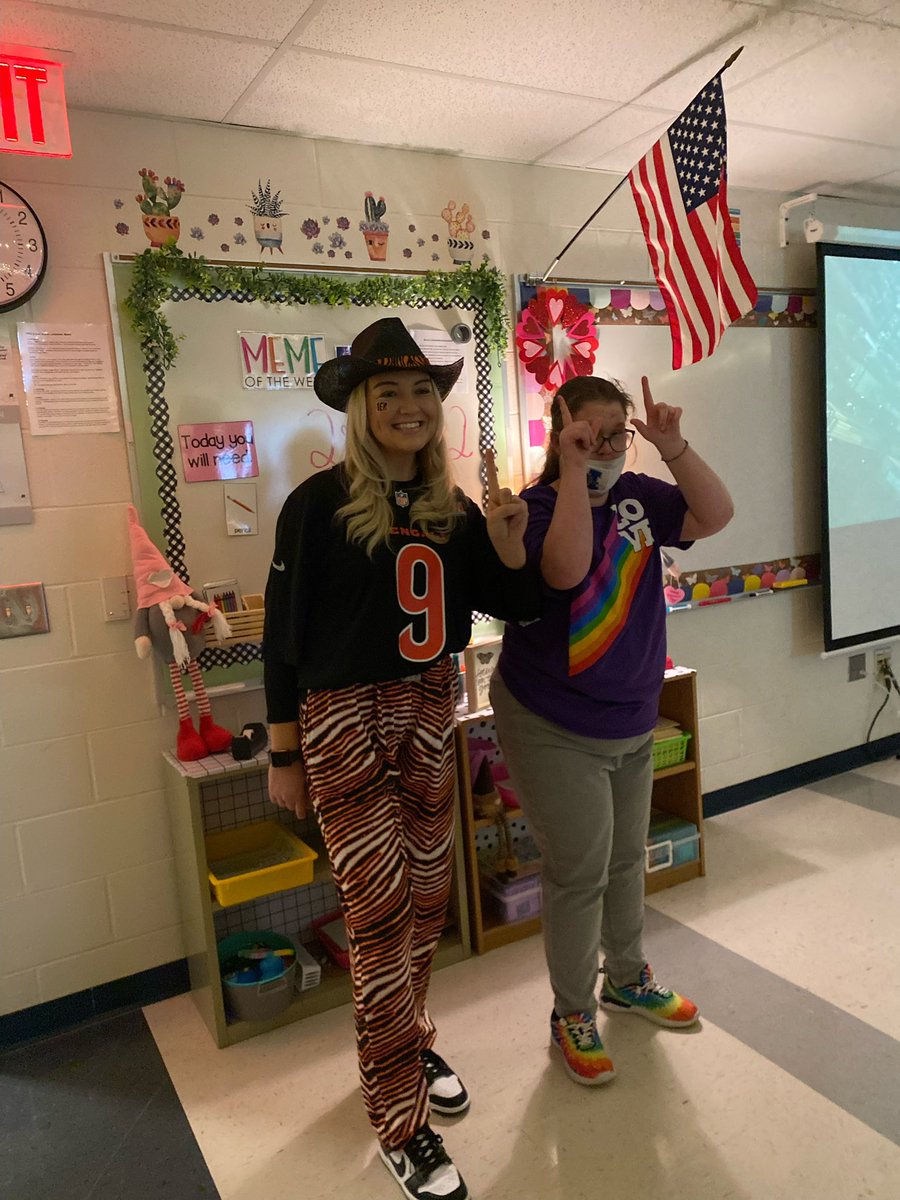 MissCox1501's tweet photo. #WhoDey Day here at @Hamilton_CSD 🏆🐅 https://t.co/xdTPzcLAKj