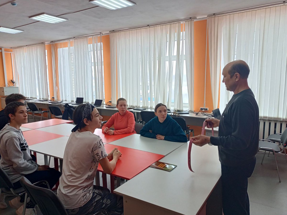 UpravSev's tweet photo. На базе центра образования цифрового и гуманитарного профилей  «Точка Роста» @Devlezerkino состоялся открытый урок ОБЖ в 10 классе по использованию кровоостанавливающего медицинского жгута. Это простейшее устройство является наиболее распространённым в медицине и в быту. https://t.co/fpXdhk4WZY