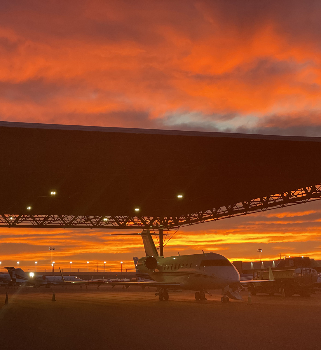 JacksonJetPHX's tweet photo. Park &amp; #StayCool under our 31,000 Square-Ft Canopy. Your aircraft will thank you. 🙂 https://t.co/QMZjhZ28kL