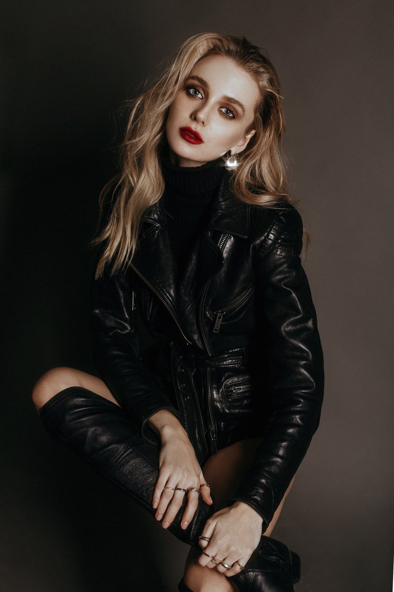 VivierMagazine's tweet photo. @anna.balabanova photographed by @irellakonof https://t.co/xEIGm95zbe