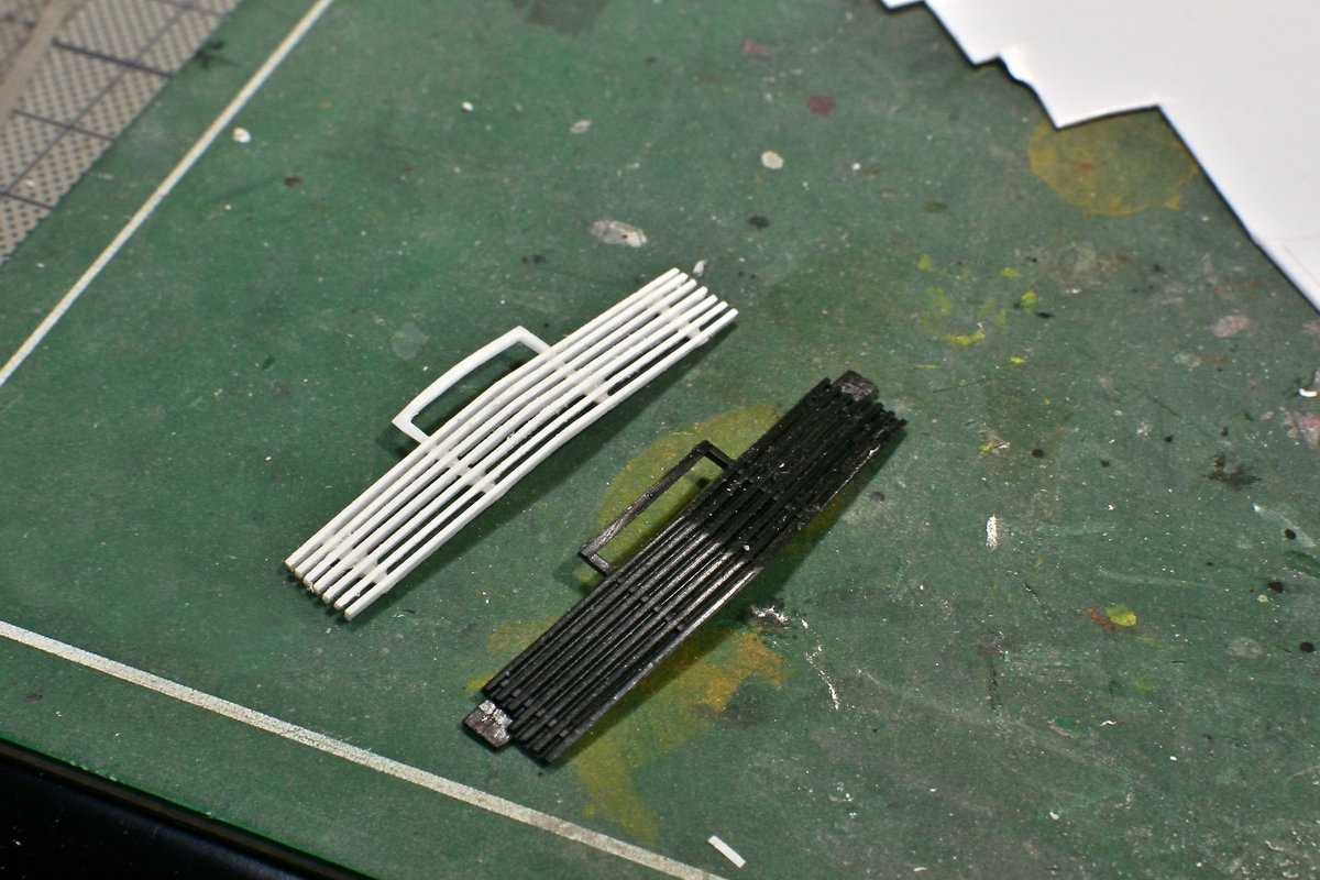 nattchan12's tweet photo. HLS30といったらグリル。ドナーのハセガワパーツを開口しようと思ったけど分厚いのでプラ板工作。こういうときに3Dプリンターは便利なんだろうなぁ。#フジミじゃない #ハセガワでもない #タミヤ #HLS30 #北米仕様 #LHD https://t.co/7ZrXmZQud8