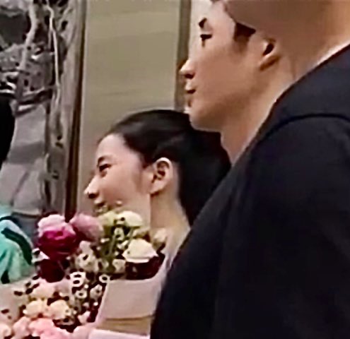 jisoo and a new born bird 🥺