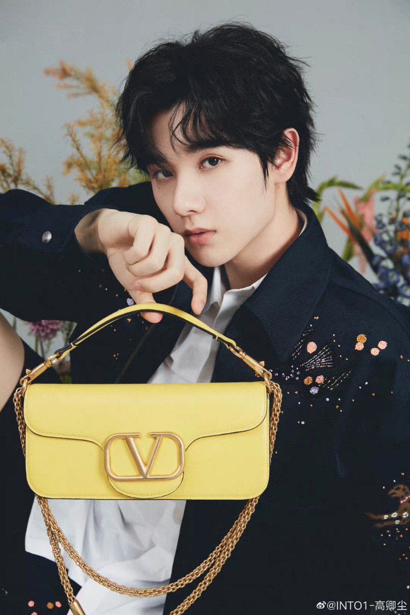 paradise_aisha's tweet photo. กระเป๋าสวยมากกกกก อยากได้แต่เงินในบัญชีไม่เข้าใจ 🥺🥺
#VALENTINOGARAVANIxINTO1 #VALENTINOGARAVANI #LocoBag
#นายท่านกรชิต #高卿尘 #INTO1Nine #ValentinoxNine https://t.co/jpt4CD04au