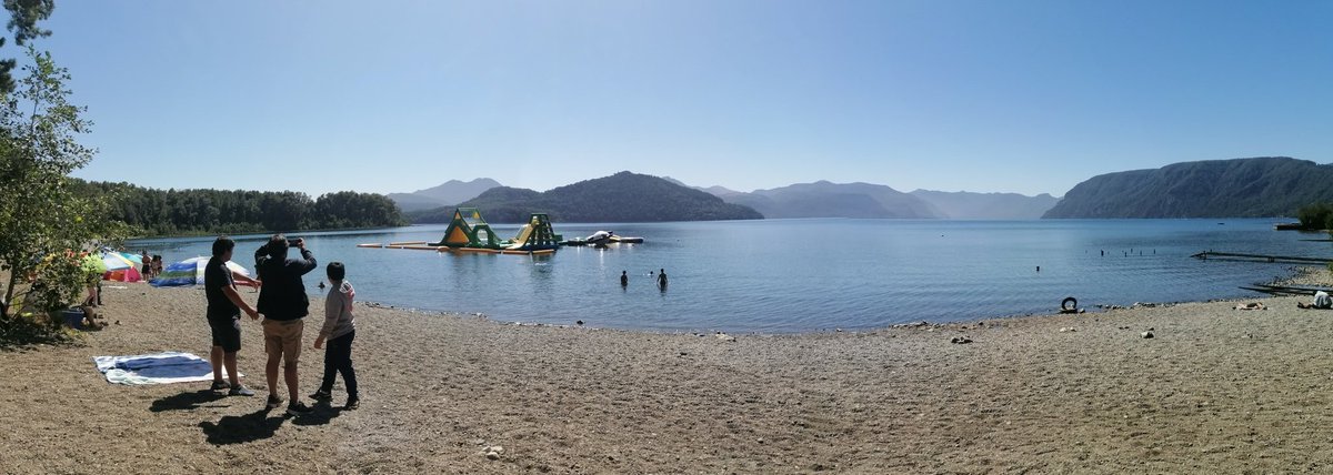 Ingridparrar's tweet photo. Esta playa, hasta hace un tiempo, sólo la podían disfrutar un par de privilegiados, dueños de los terrenos colindantes. Hoy es pública, limpia y tranquila, gracias a la lucha de los lugareños.
#playaLasHadas #LagoColico #Cunco #AraucaniaAndina https://t.co/yMfg6yjkSk