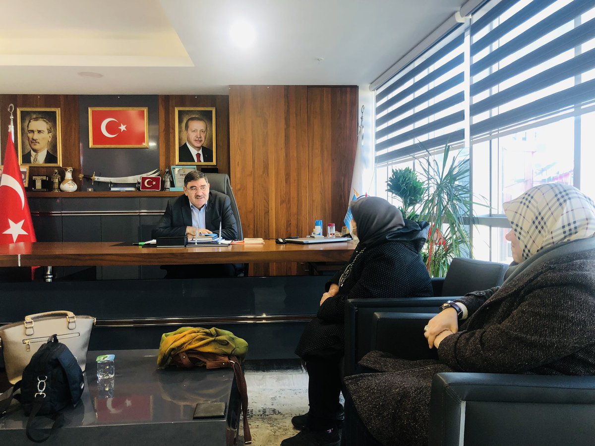 Mhmtemollaoglu's tweet photo. Cumhurbaşkanımız Sn. @RTErdogan’ın evinde ziyaret ettiği, 74 yaşındaki Sivas’lı hemşehrimiz Sarıyer kısırkaya’da mahalle Başkanlığı yapan Hatem Kurt ablamız İlçe Başkanlığımızda bizleri ailesiyle birlikte ziyarete geldiler.

Kendilerine nazik ziyaretleri için teşekkür ediyorum. https://t.co/RtfERFyMiZ