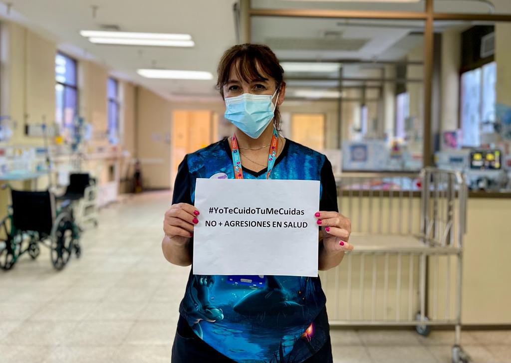 Médicos, médicas y profesionales de la salud dijeron fuerte y claro:  No + Agresiones✋🏼 Detengamos la inseguridad que viven equipos y pacientes. 
#YoTeCuidoTúMeCuidas 
Revisa la galería de #ColmedSantiago 📸 aquí ▶️ bit.ly/3oGbMlt
