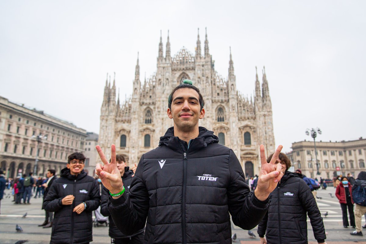 Brawl_esports's tweet photo. We're starting something new here! 🤔

We want to see everyone's #BrawlAroundTheWorld! Share images of you loving Brawl Stars and showing off your home region!

Let's start off with @Reply_Totem and their home country of Italy 🇮🇹 in front of Duomo de Milano ❤️ https://t.co/br1tA4xqnR