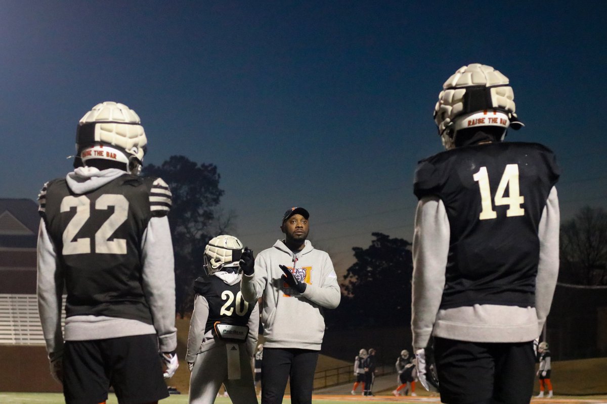 MercerFootball's tweet photo. Early morning 𝖘𝖕𝖗𝖎𝖓𝖌 𝖇𝖆𝖑𝖑 action💪

#RaiseTheBar | #RoarTogether https://t.co/bYpu18J2RU