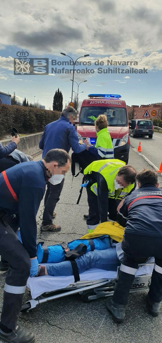 bomberos_na's tweet photo. Atendemos accidente por choque entre moto y todo terreno. Trasladamos al conductor de la moto al HUN en nuestra ambulancia SVA. Colaboran  #ParqueCordovilla  y @policiaforal_na En la PA-30 a la altura de Mendillorri, sentido Zaragoza https://t.co/ro3gpJJgrn