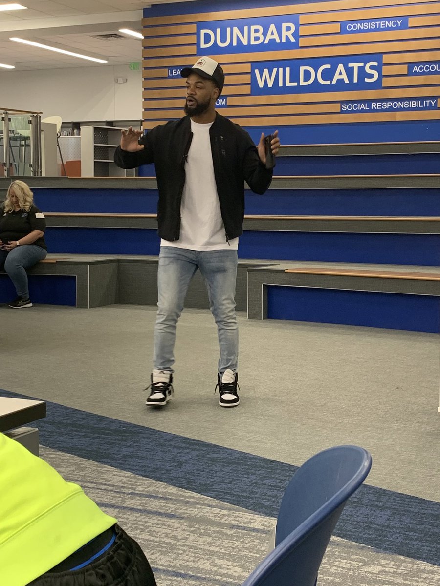 fwpdchiefnoakes's tweet image. Another great breakfast with #DadsOfDunbar! Thanks to @DunbarFWISD alum and former  @NFL CB #AshtonLampkin for giving a positive message to the students today! @OSU_DB6 @AllProDad @FamilyEngagemnt @keithvickery