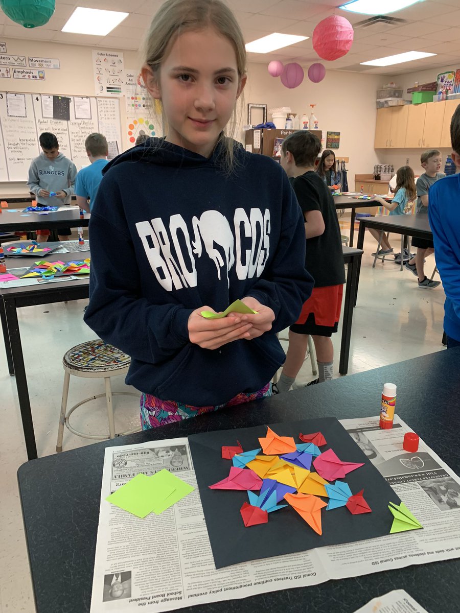 charistaylorART's tweet photo. Origami and radial symmetry. #4thgrade #comalfinearts @TeamRBES https://t.co/gHZMcQC5se