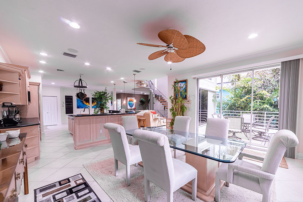 altezvacations's tweet photo. Who else is ready for some sunshine? Come enjoy the privacy at the 3 bed 2 bath Tropical House on Siesta Key. Close to the village and beach. You can experience all the beach life you wish!
https://t.co/bEib0Nm7Qp https://t.co/GgHU6sEO8t