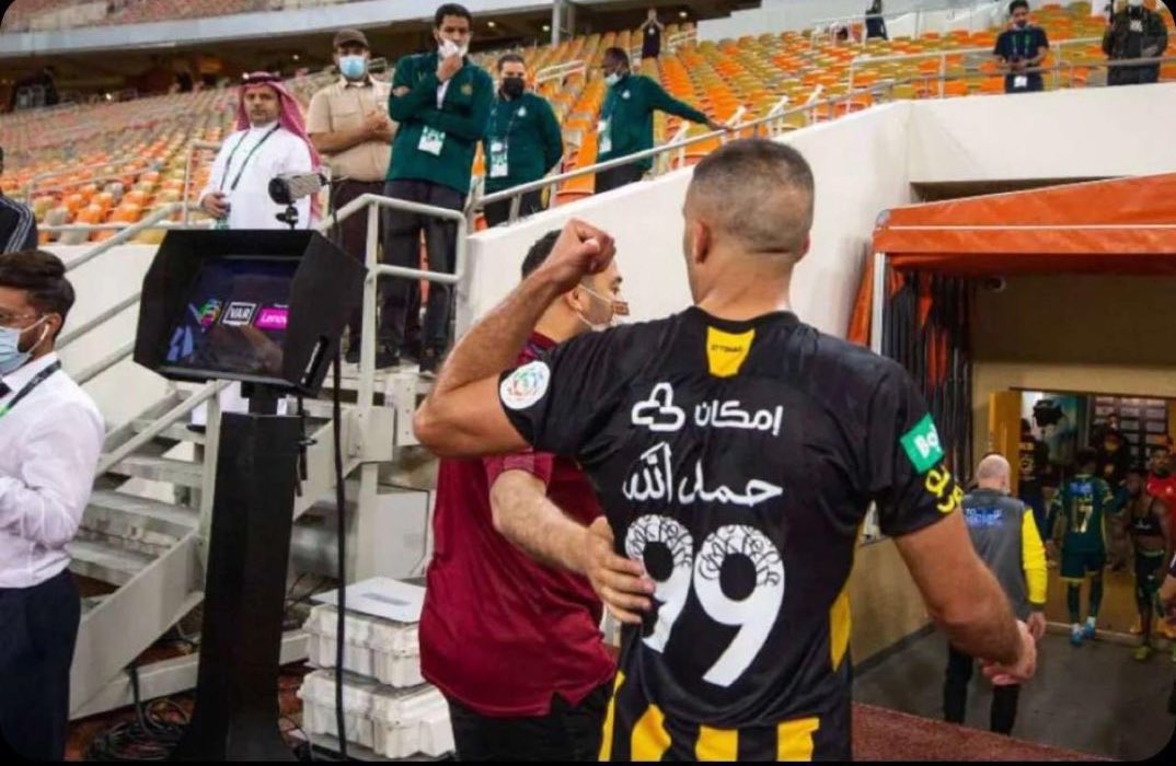 حمدالله يرد .. لكن في الملعب
حمدالله يسترد حقه .. لكن بلغة الاهداف
حمدالله ينتقم .. لكن في أرضية الميدان
حمدالله يُلجم .. لكن بطريقته المفضلة !

الساطي التاريخي يعلم عليك وعينك تشوف 🤫

أدبيات #الاتحاد هي أن ترد في المستطيل الاخضر فقط ولا غيره