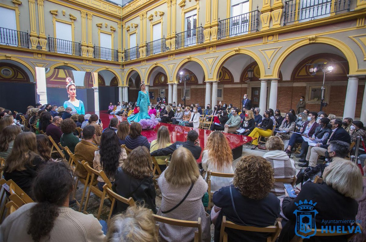 💃 Teníamos ganas de llenar de color el patio del Ayuntamiento y sobre todo de arte, moda y las tendencias para vestir nuestras ansiadas romerías y ferias.  Esta tarde ha dado el pistoletazo de salida ‘Huelva Flamenca’.