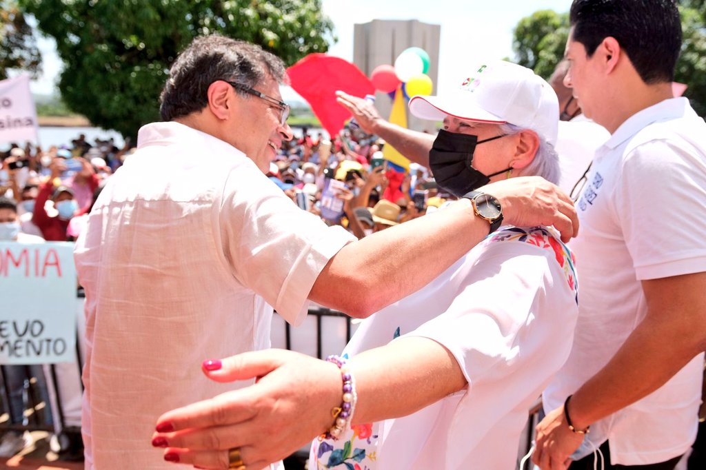 GloriaFlorezSI's tweet photo. Gran recibimiento del Banco Magdalena a @petrogustavo. Con @pedrohflorez, líderes de la región, organizaciones sociales, Guardia Campesina, más las delegaciones de los pueblos del sur del Magdalena, sacamos adelante este gran encuentro #PetroPresidente2022 #PetroEnElRíoMagdalena https://t.co/3h3XJebDb6