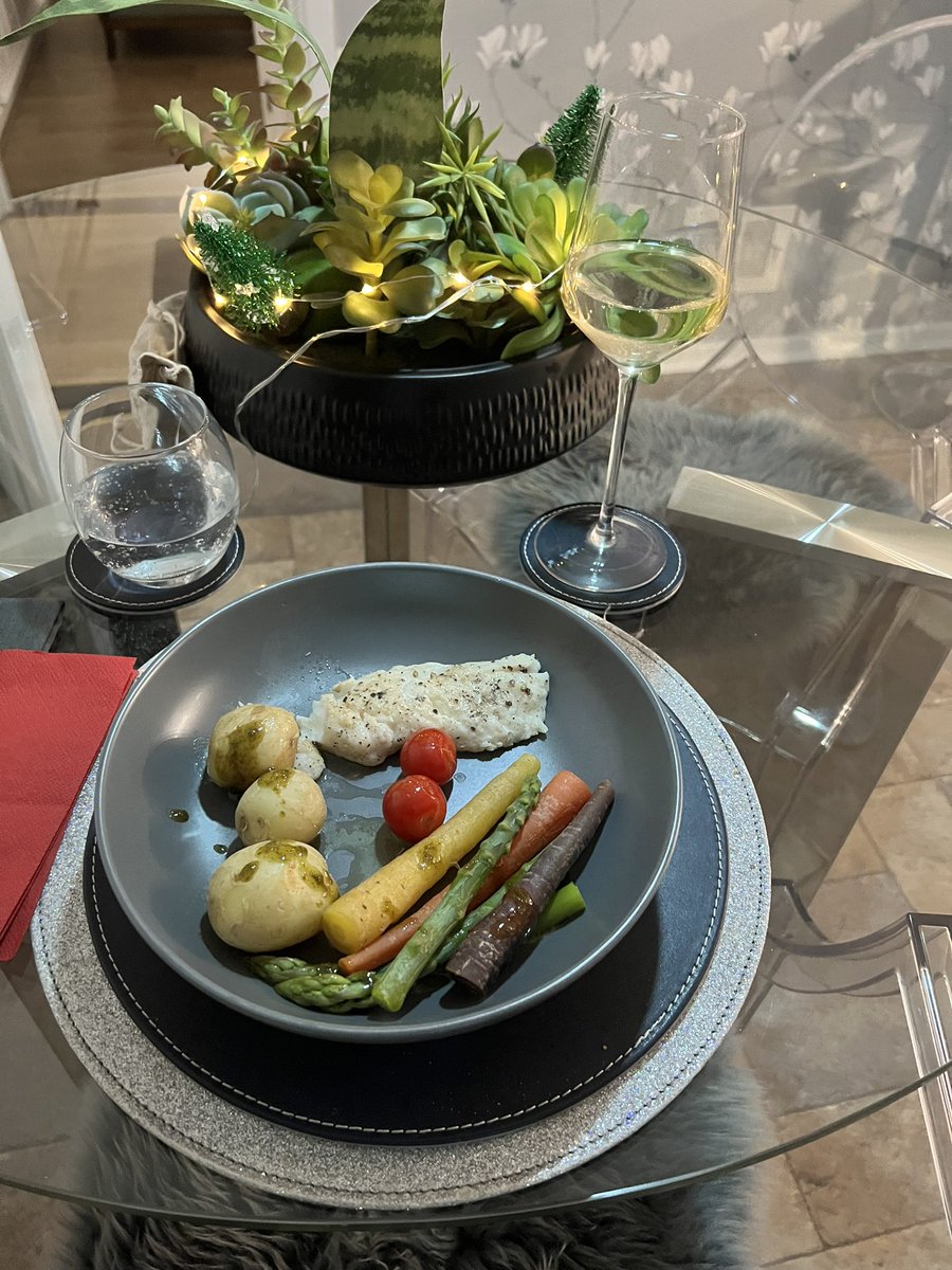 juneh49's tweet photo. Life has been really really hard this past week. 🥲Tonight I made my first healthy dinner and enjoyed it #codloin #newpotatoes #veggies glass of #pinotgris https://t.co/GDDfwB3ae1