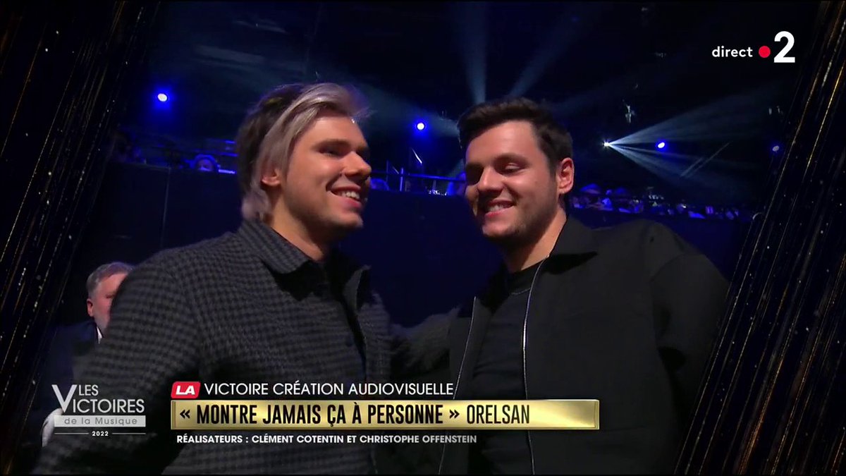 FranceTV's tweet photo. Récompense en famille 🤝 ! 

@Orel_san et son frère Clément Cotentin remportent la Victoire de la création audiovisuelle pour "Montre jamais ça à personne".  

#Victoires2022 https://t.co/s3xzr2lYQS
