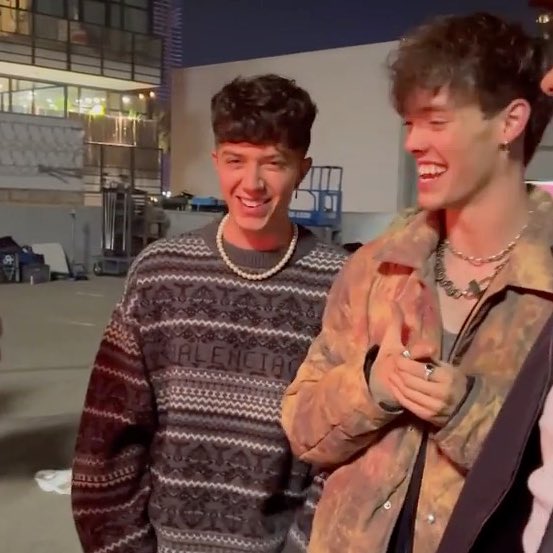 archiherron's tweet photo. Zach Herron and Jack Avery smiles 🤏 https://t.co/QqmDYgKRyZ