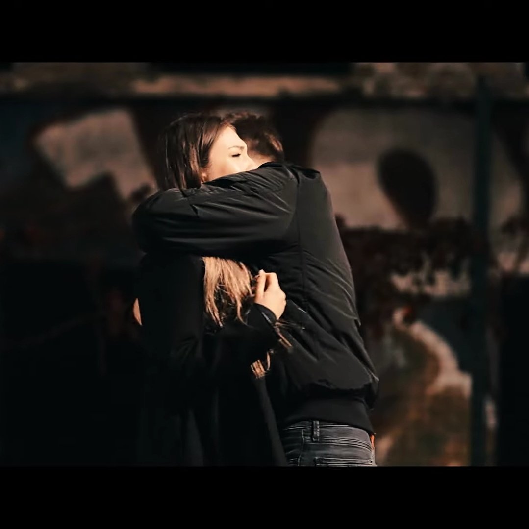 kitapta alamadigimiz iskoz sarilmasini klipte alinca bayilip kalmisim #AdımYok