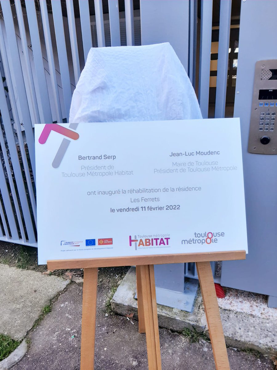 TMHabitat's tweet photo. Inauguration de la #réhabilitation de la résidence les Ferrets. 
Une étiquette énergétique qui passe de E à B = facture divisée par 3 pour les habitants ! 

2 595 000 € investis dans ce projet soutenu par @TlseMetropole &amp; FEDER/ @Occitanie
#mieuxvivre #logementsocial #Hlm https://t.co/Bf22WGF48R