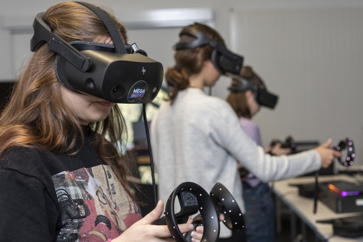 VR-Familienworkshop in Engelskirchen
19.02. 11:00 bis 16 Uhr
Anmeldungen bis zum 16.2. hier: vhs-oberberg.de/gesellschaft-2… Eintritt frei, es gilt 2G
Veranstaltung im Rahmen von #futur21 von <a href="/VHSOldenburg/">VHS Oldenburg</a> und  LVR-Industriemuseum Engelskirchen. 

📷 Mira Unkelbach
#VR #wirsindnkr