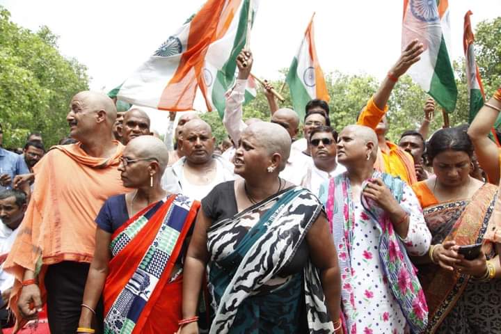 सुशिक्षित युवा पीढ़ी जिसने कभी गले में मेडल और हाथों में पुरस्कार के ख्वाब देखे थे.

उन हाथों को एक किलो चने के साथ मायूसी फ्री में मिली है.
<a href="/juhiesingh/">Juhie Singh</a> <a href="/suryapsingh_IAS/">Surya Pratap Singh IAS Rtd.</a> @ARajesh_SP <a href="/TRIBHUW51153706/">Tribhuan Singh</a> <a href="/jayantrld/">Jayant Singh</a> <a href="/oprajbhar/">Om Prakash Rajbhar</a> <a href="/preeti_chobey/">Preeti Chobey</a> <a href="/Hindi_panktiyan/">हिन्दी पंक्तियाँ</a> <a href="/sunilyadv_unnao/">Sunil Singh Yadav</a>