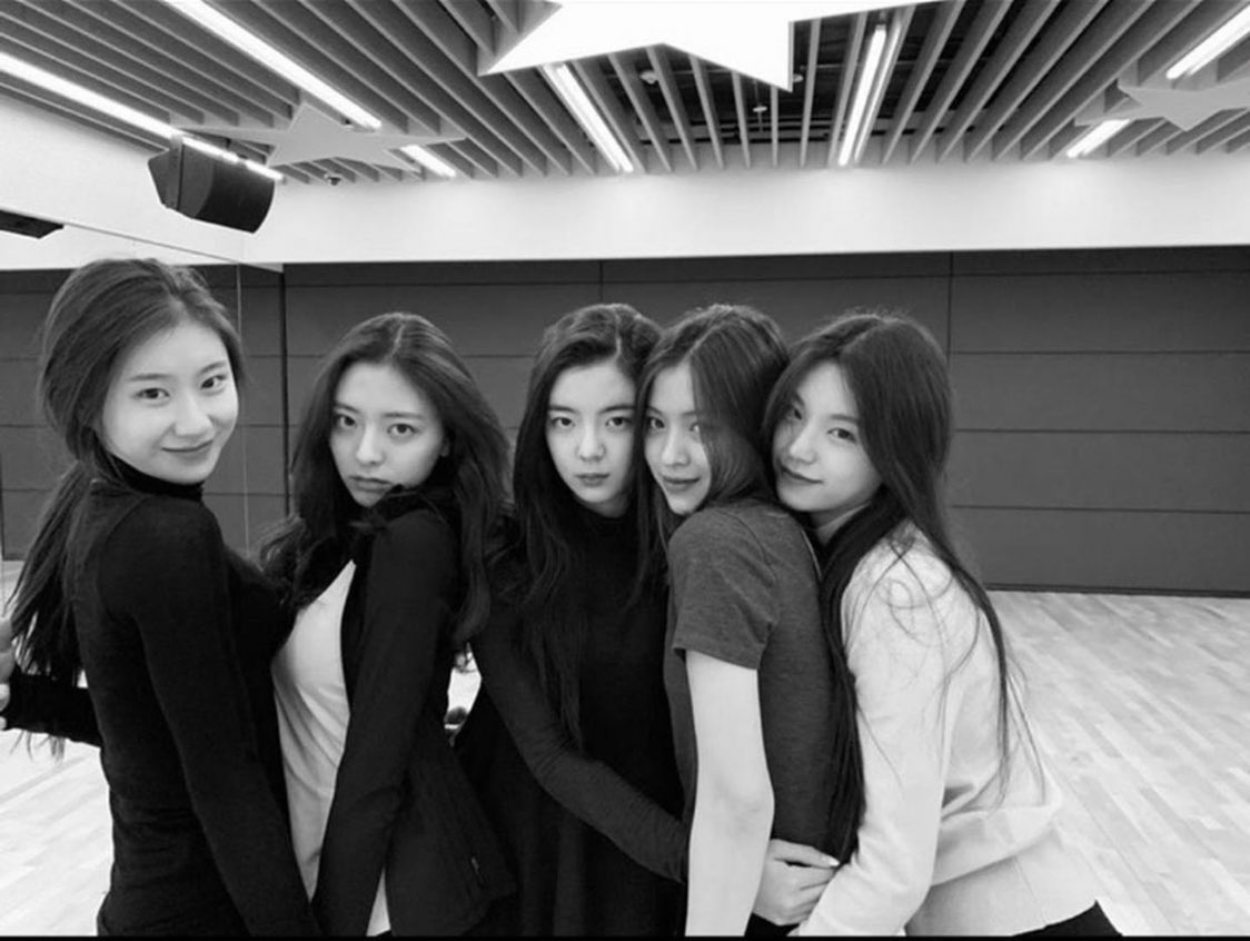 choijuliete's tweet photo. #ITZY_3rd_ANNIVERSARY 🖤 https://t.co/qJuXo6nnrP