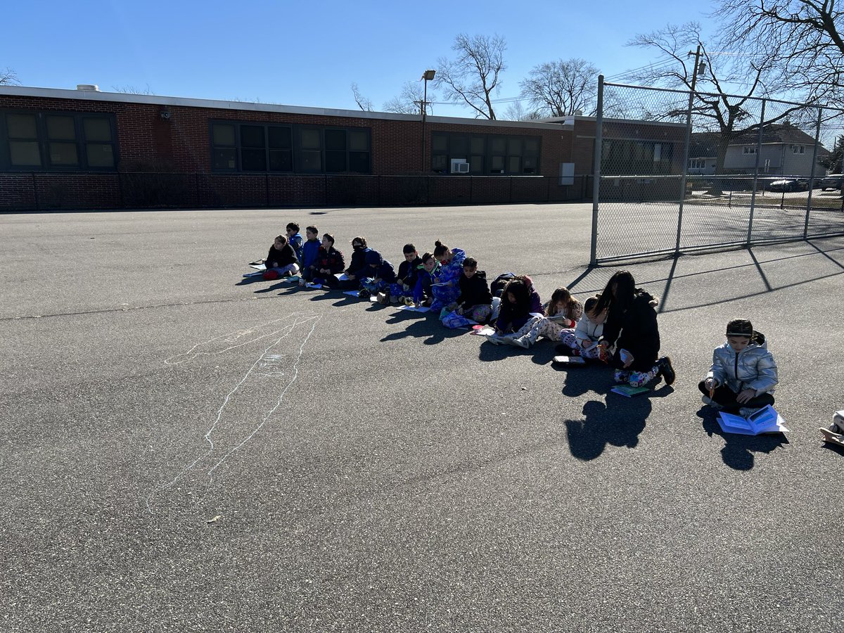 cftb23_blake's tweet photo. It’s a beautiful day for science and snack outdoors! ⁦@DrZangari⁩ ⁦@O_School8⁩ https://t.co/JYQnjaX44C