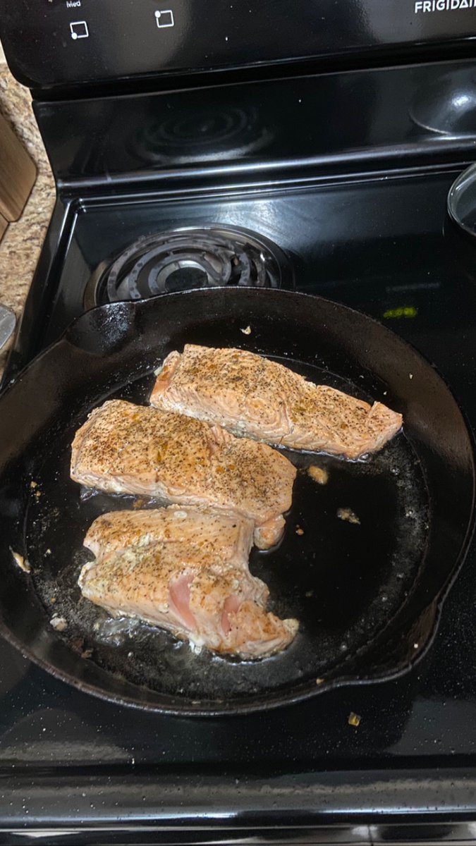 _theophania_'s tweet photo. Salmon and Veggies with a creamy Red Pepper sauce #Dinner #WomenWhoCook #SalmonDish #VeggieLovers #ColorfulFood #HealthyFood #WhatsOnYourPlate https://t.co/LCqt82kVag