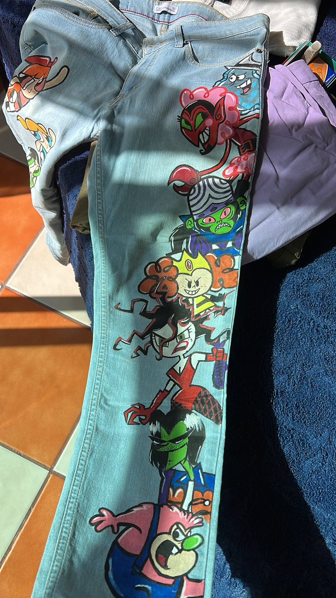 btwitsraul's tweet photo. estoy haciendo limpieza en mi cuarto y encontré un pantalón que pinte y me gusto muchísimo porque amo a las chicas súper poderosas pero jamás he usado. 🥺 https://t.co/dhUzeTYW1K