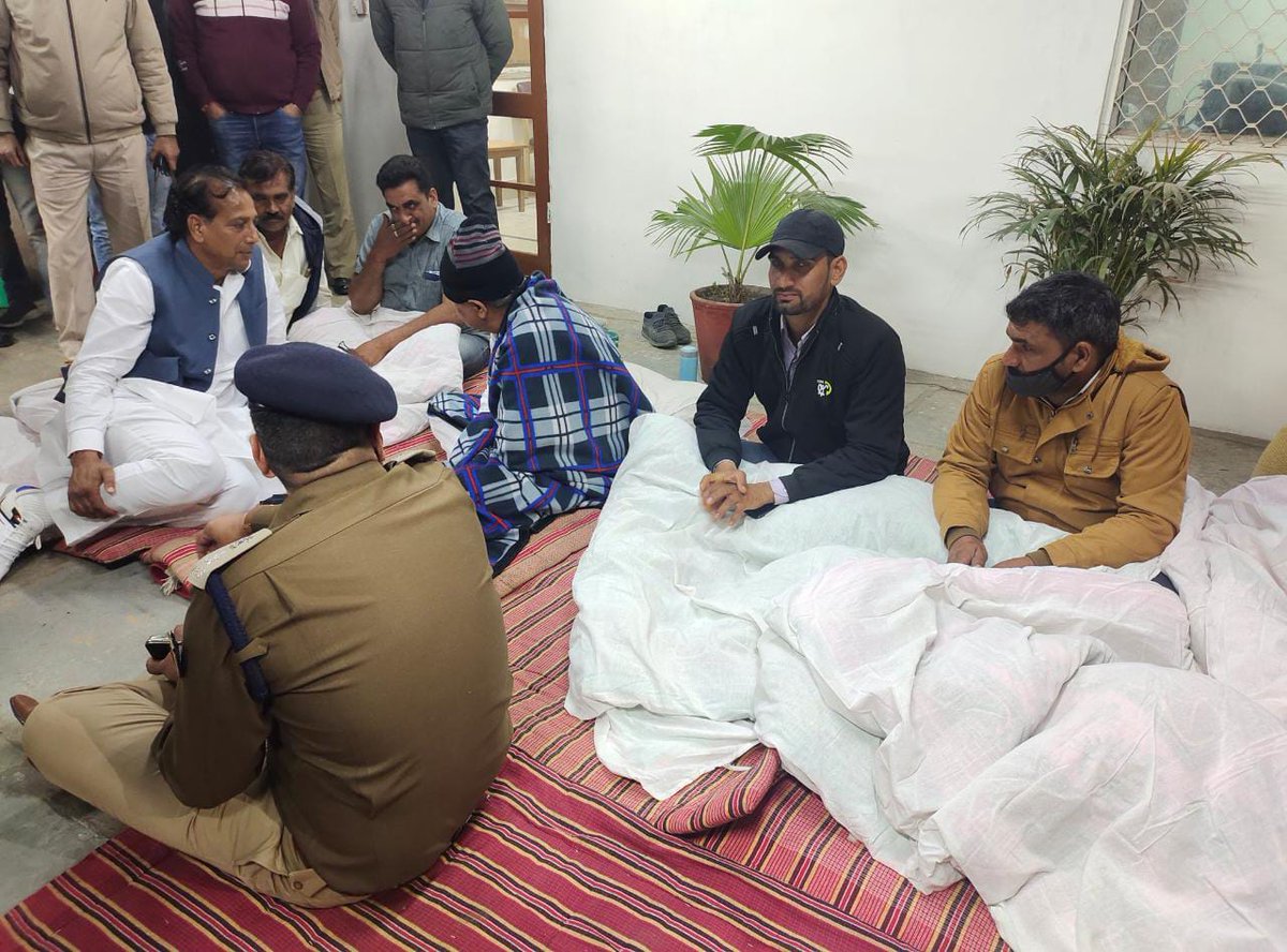 <a href="/DrKirodilalBJP/">Dr. Kirodi Lal Meena</a>ये वो नाम है जो कभी भी और कही भी धरना देने में सक्षम है इनके धरने प्रदर्शन करने का तरीका इनकी नीति इन्हें सबसे अलग बनाती है इनका अपना स्टाइल है किसी मंत्री के घर के अंदर धरना पीड़िता के साथ ये हर किसी के बस की बात तो नही है खैर किरोडी अपने कामों से सुर्खियों में है