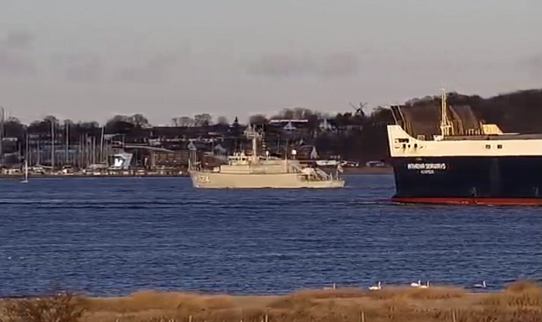 WarshipCam's tweet photo. Belgian Navy Tripartite-class minehunter BNS Primula (M924) leaving Kiel, Germany - February 11, 2022 #bnsprimula #m924 https://t.co/mrWpUY3Soz