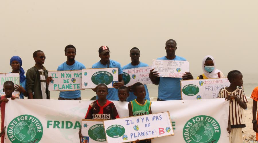 MoyzenFarmer's tweet photo. Africa is responsible for only 1% of total historic emissions, yet they'll be the ones to suffer the most.
We are not all in this together. #ClimateStrike
#AfricanClimateActivists @for_senegal #fff #ClimateCrisis #FridayForFuture @fff_europe @Fridays4future https://t.co/slglRcMi4E