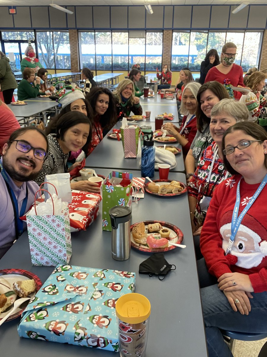 ERadichi's tweet photo. 100 days of school… thousands of memories in my heart! Students and colleagues: we got this! And we’re doing it together! #100days #teamwork #schoolmemories @FWESIBPYP https://t.co/uYsdCZkaZH