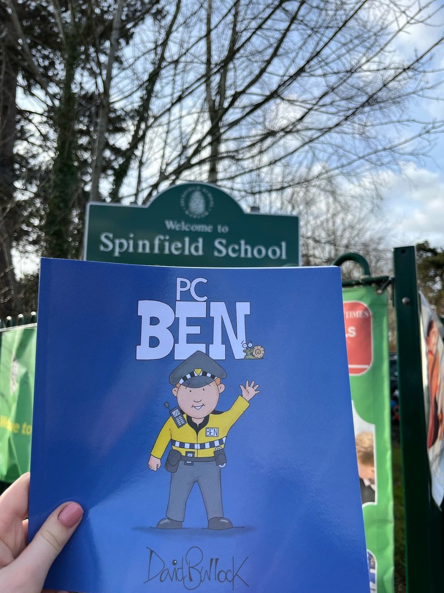 TVP_Wycombe's tweet photo. #MarlowNHPT are back reading PC Ben to the new reception classes, to explain that the police are there to help and keep people safe. Today we were at Spinfield Primary School! 🚔 👍 #C7392 #PCBen #SchoolTalk https://t.co/GnhzhIBoZy