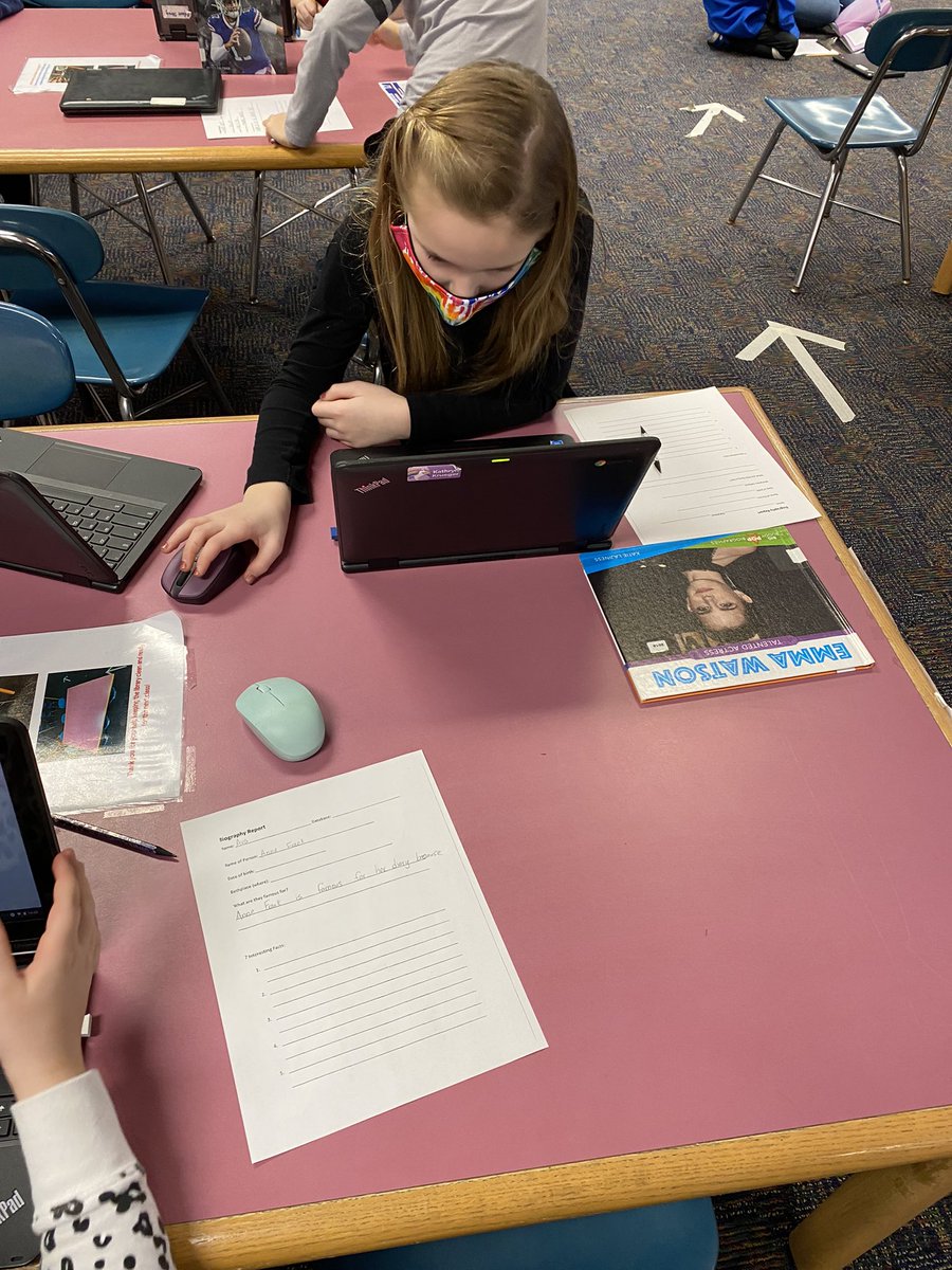EggertLibrary's tweet photo. 3rd grade biography research is underway in the library! Can’t wait to see the final products 😍 https://t.co/qlfYpOAfo1