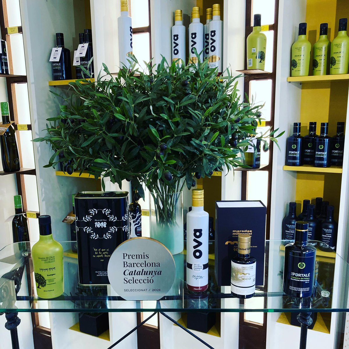 Oroliquido's tweet photo. En @oroliquidobarcelona el inicio del 2022 ha empezado de forma intensa, hemos trabajado para tener en nuestra #Oleoteca los #Aoves de los ganadores de los #premisbarcelonacatalunyaselec
Ya podéis venir a descubrirlos, estaremos encantados de explicaros porque son tan especiales! https://t.co/udlmHfbQKq