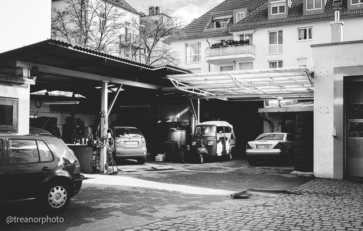 “Meep meep” Neighborhood auto shop 🚘🇩🇪#fujifilm #xt4 #fujifilm_xseries #fujimag #acros #munich #munchen #germany #neuhausen #streetphotography #automotivephotography #blackandwhite #bnwphotography #bnw #bnwmood