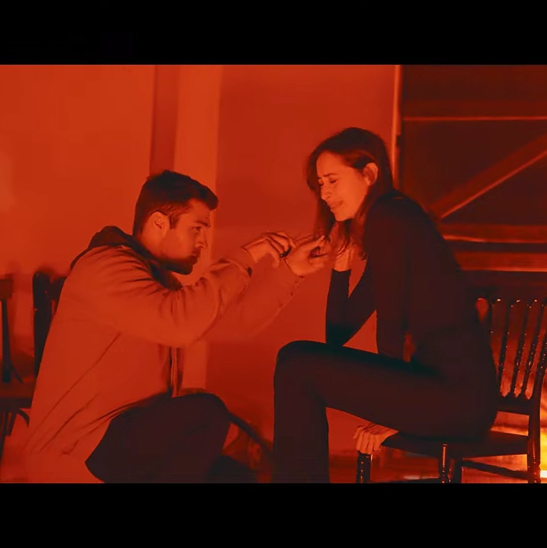 “Saçların,” diye mırıldandım, yastıkta yayılan saçlarına bakarken. “Saçların, Helin. Saçların.” 

“Saçlarını kestiğimde kendi anılarım da yok oldu.”

“Kendimi hiç affetmedim, Helin. Ve affetmeyeceğim.”

#AdımYok #sokaknöbetçileri