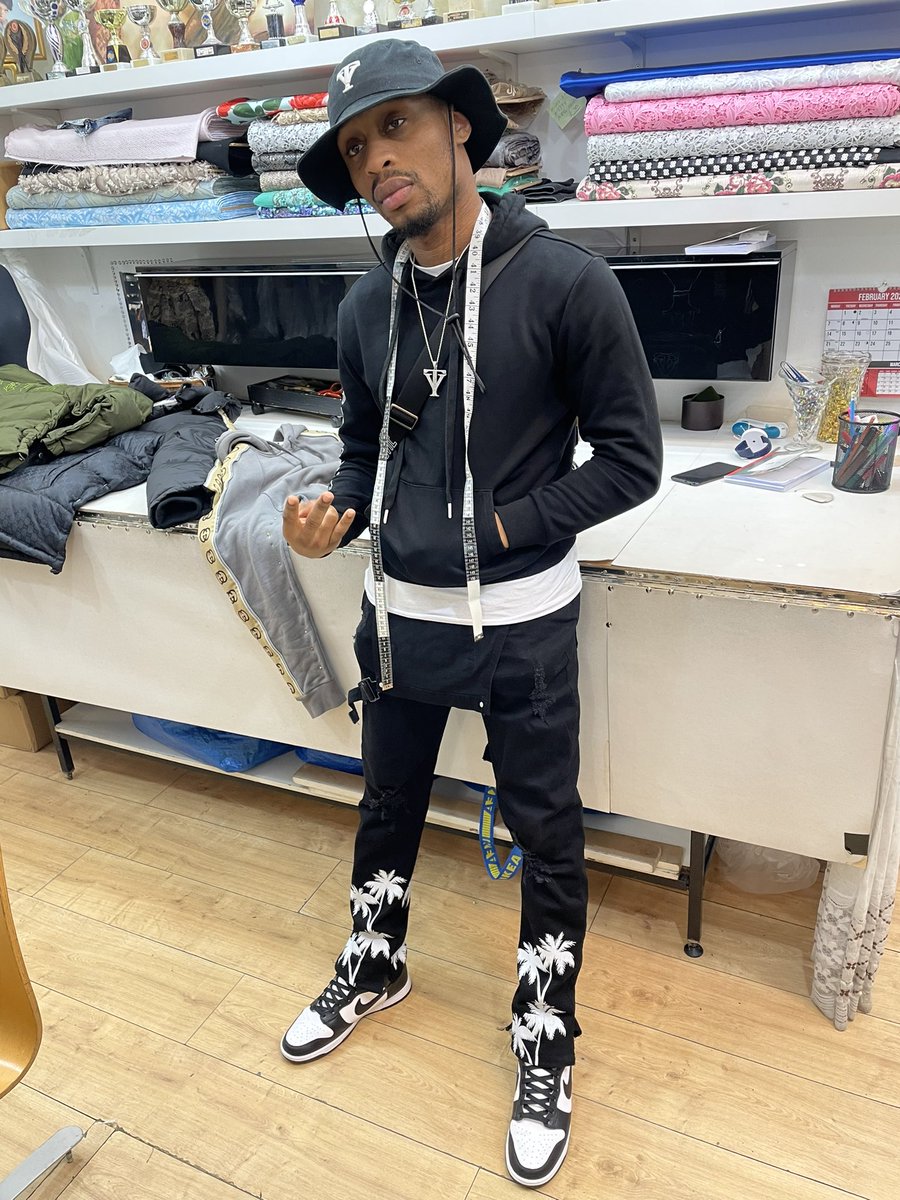 RomeoVie's tweet photo. Your NeighbourHood Tailor πͺ‘π§΅
#TheHoodstailor #TrueVie https://t.co/VbeLVaBfMl