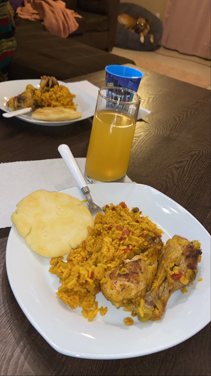 _theophania_'s tweet photo. Chicken, Rice and Arepas #Dinner #WhatsOnYourPlate #WomenWhoCook #MadeByAWhiteWoman #ForTheLoveOfCooking #ChickenAndRice #SpanishStyleDish #FallOffTheBone https://t.co/grx8KRdAzR
