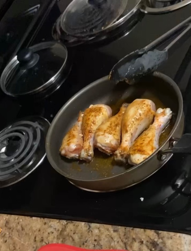 _theophania_'s tweet photo. Chicken, Rice and Arepas #Dinner #WhatsOnYourPlate #WomenWhoCook #MadeByAWhiteWoman #ForTheLoveOfCooking #ChickenAndRice #SpanishStyleDish #FallOffTheBone https://t.co/grx8KRdAzR