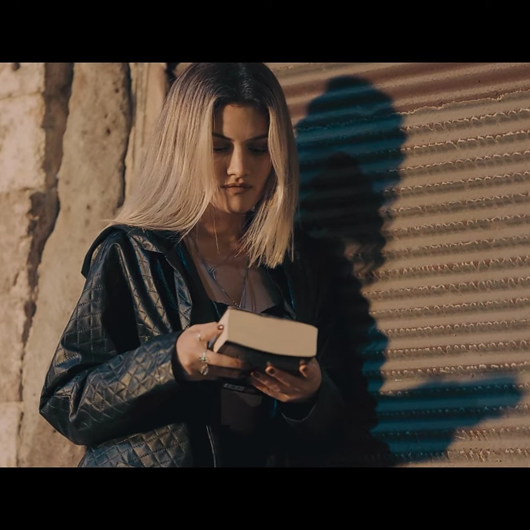 “Sokak Nöbetçileri kurucusu, Aslı Arslan”
Üzerini karaladım.
“Sizi çok seven, Aslı Arslan”
#AdımYok #sokaknöbetçileri